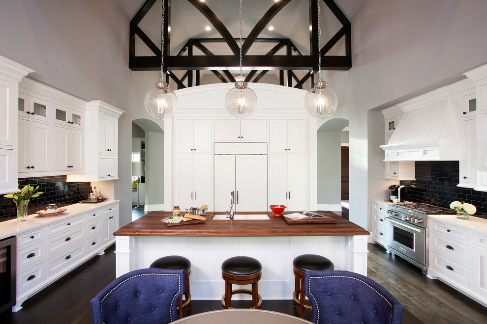Идея дизайна: отдельная кухня в классическом стиле с белыми фасадами, столешницей из кварцевого агломерата, синим фартуком, фартуком из плитки кабанчик, техникой под мебельный фасад, темным паркетным полом и островом