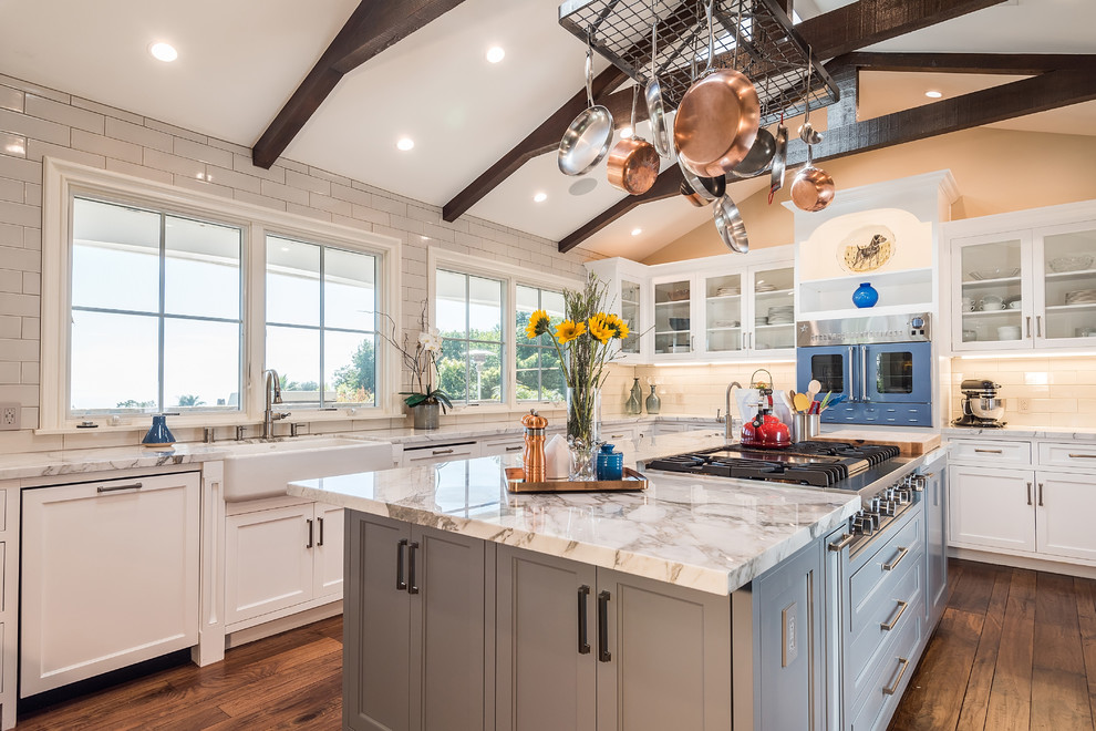 This is an example of a traditional kitchen in Los Angeles.