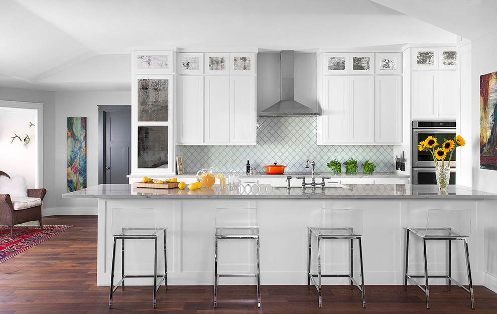 オースティンにあるトランジショナルスタイルのおしゃれなキッチン (シェーカースタイル扉のキャビネット、白いキャビネット、シルバーの調理設備、濃色無垢フローリング、白いキッチンパネル) の写真