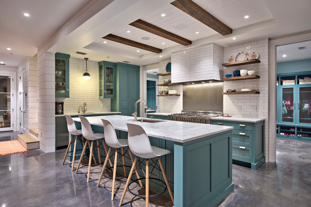 Foto på ett stort lantligt vit kök, med en undermonterad diskho, öppna hyllor, blå skåp, marmorbänkskiva, vitt stänkskydd, stänkskydd i tunnelbanekakel, rostfria vitvaror, en köksö, betonggolv och grått golv