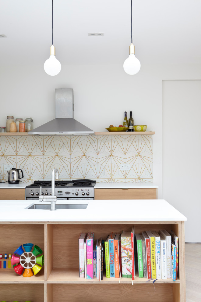 Exempel på ett mellanstort modernt vit linjärt vitt kök och matrum, med en undermonterad diskho, släta luckor, skåp i ljust trä, bänkskiva i kvartsit, flerfärgad stänkskydd, stänkskydd i cementkakel, integrerade vitvaror, ljust trägolv och en köksö