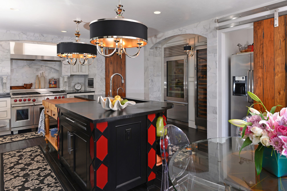 Foto de cocina comedor contemporánea con armarios con paneles empotrados, puertas de armario beige, salpicadero blanco, salpicadero de losas de piedra y electrodomésticos de acero inoxidable