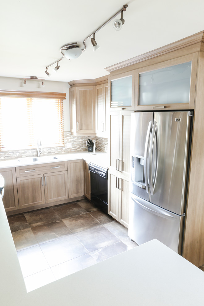 Foto di una cucina eclettica con lavello sottopiano, ante in stile shaker, ante marroni, top in quarzite, paraspruzzi beige e elettrodomestici in acciaio inossidabile
