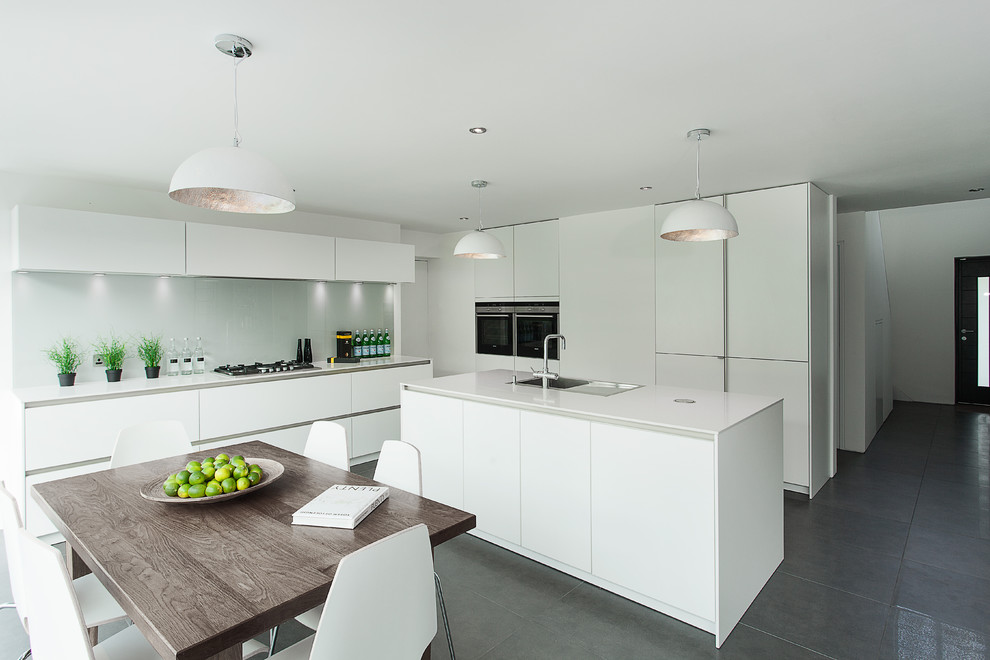 Kitchen - contemporary kitchen idea in Hampshire