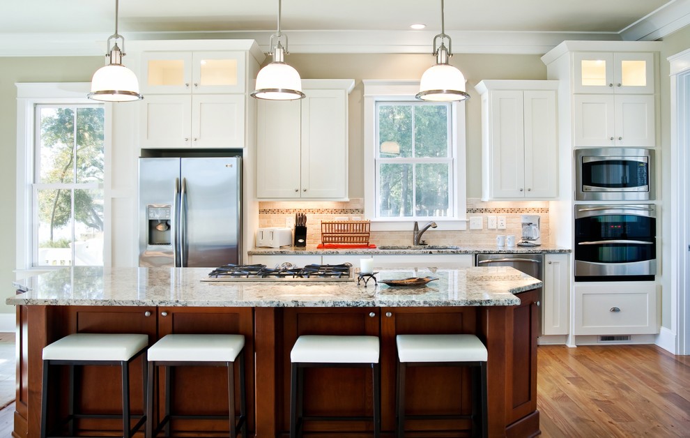 Klassische Küche mit Küchengeräten aus Edelstahl, Granit-Arbeitsplatte und grauer Arbeitsplatte in Charleston