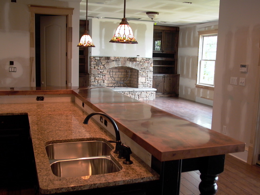 Idee per una cucina stile americano con top in granito, pavimento in legno massello medio e lavello a doppia vasca