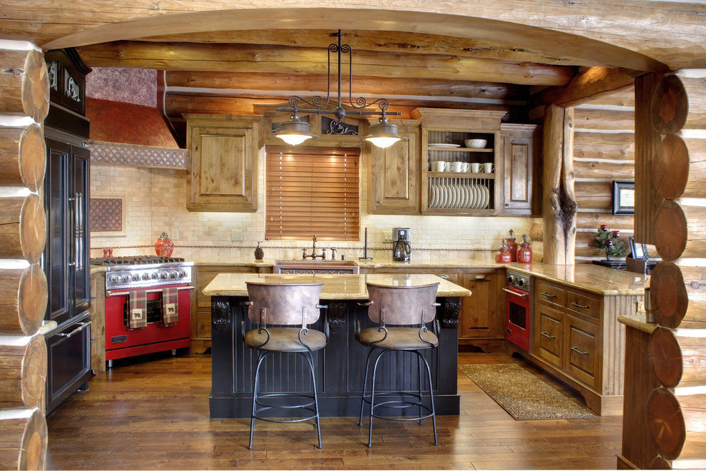 Foto på ett mellanstort rustikt kök, med en rustik diskho, luckor med upphöjd panel, skåp i mellenmörkt trä, beige stänkskydd, färgglada vitvaror, en köksö, granitbänkskiva, stänkskydd i keramik, mellanmörkt trägolv och brunt golv