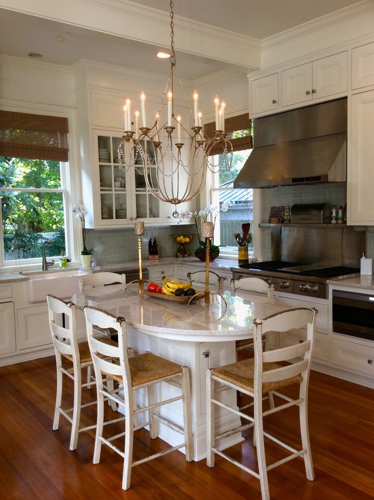Esempio di una cucina classica con ante con riquadro incassato, ante bianche, top in quarzite e paraspruzzi con piastrelle di vetro