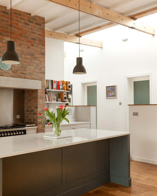 Exempel på ett modernt kök med öppen planlösning, med skåp i shakerstil, vita skåp, bänkskiva i koppar, vitt stänkskydd, rostfria vitvaror och en köksö