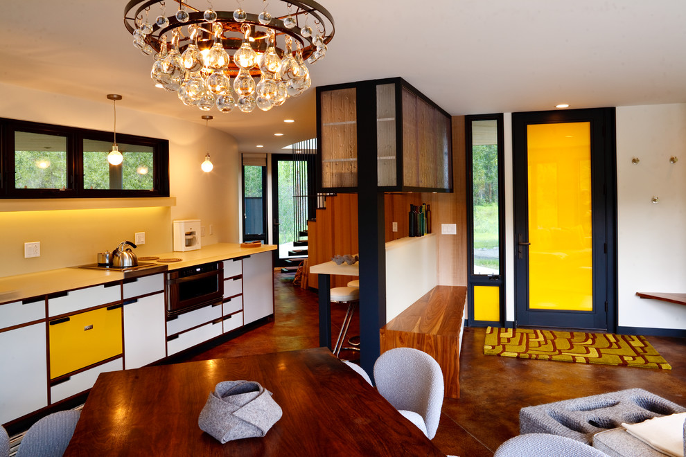 Immagine di una cucina ad ambiente unico contemporanea con ante lisce, ante gialle e elettrodomestici in acciaio inossidabile