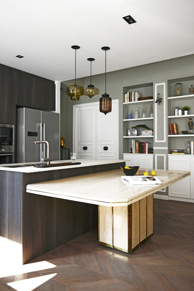 Cette image montre une cuisine design en bois foncé avec un évier encastré, un placard à porte plane et un électroménager en acier inoxydable.