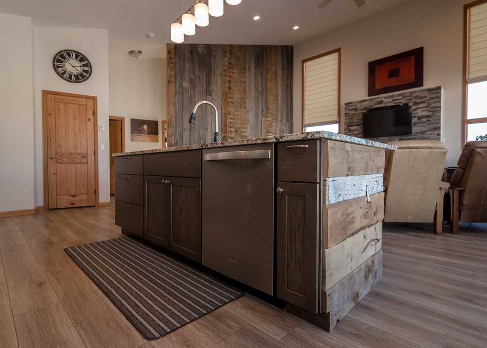Foto på ett mellanstort funkis brun linjärt kök med öppen planlösning, med en undermonterad diskho, skåp i shakerstil, skåp i mörkt trä, granitbänkskiva, rostfria vitvaror, mörkt trägolv, en köksö och brunt golv