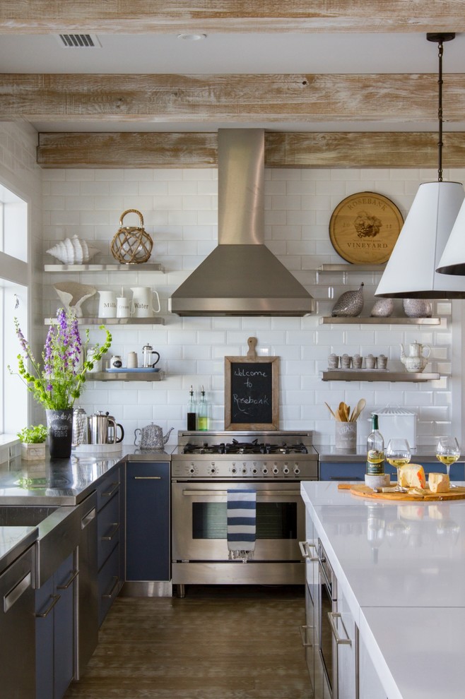 Immagine di una cucina costiera con lavello stile country, ante blu, top in quarzo composito, paraspruzzi bianco, elettrodomestici in acciaio inossidabile e parquet chiaro