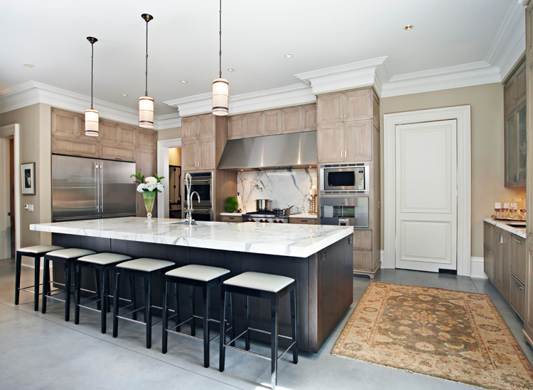 Esempio di una grande cucina classica con ante in stile shaker, ante in legno scuro, top in marmo, paraspruzzi bianco e top bianco