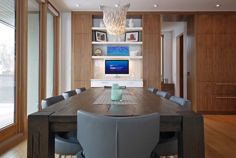 Ispirazione per una grande sala da pranzo aperta verso il soggiorno minimalista con pavimento in legno massello medio