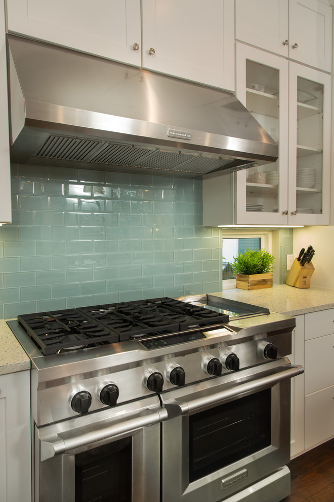 Foto de cocina de estilo americano con armarios estilo shaker, puertas de armario blancas, encimera de vidrio reciclado y salpicadero azul