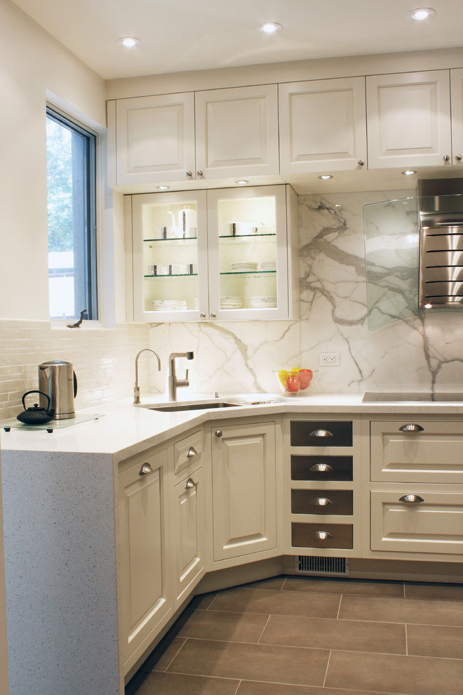 Exempel på ett avskilt, litet klassiskt u-kök, med en undermonterad diskho, luckor med upphöjd panel, vita skåp, bänkskiva i kalksten, vitt stänkskydd, stänkskydd i sten, rostfria vitvaror och klinkergolv i porslin