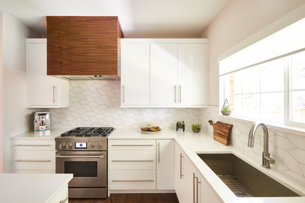 デンバーにある高級な中くらいなコンテンポラリースタイルのおしゃれなキッチン (アンダーカウンターシンク、フラットパネル扉のキャビネット、白いキャビネット、木材カウンター、白いキッチンパネル、セラミックタイルのキッチンパネル、シルバーの調理設備、無垢フローリング、茶色い床、茶色いキッチンカウンター) の写真