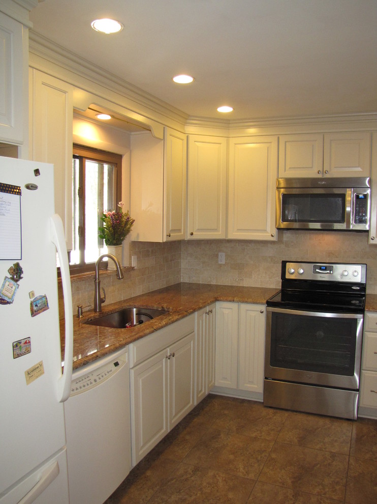 Foto på ett mellanstort vintage kök, med en enkel diskho, luckor med upphöjd panel, vita skåp, granitbänkskiva, beige stänkskydd, stänkskydd i stenkakel, rostfria vitvaror, klinkergolv i porslin och en halv köksö