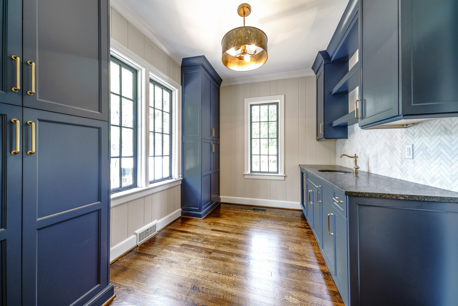 75 Beautiful Kitchen With Blue Cabinets And Black Backsplash Pictures Ideas July 2021 Houzz