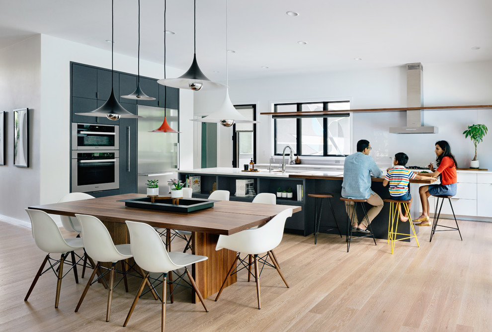 Источник вдохновения для домашнего уюта: большая кухня в современном стиле с обеденным столом, плоскими фасадами и островом