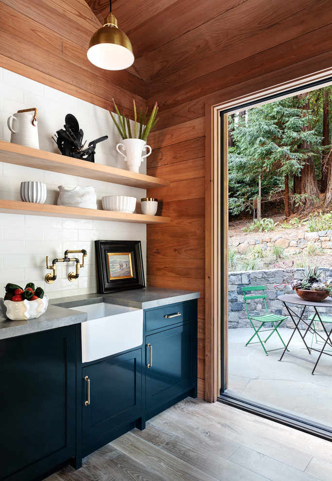 Exempel på ett stort rustikt grå grått kök, med en integrerad diskho, skåp i shakerstil, blå skåp, granitbänkskiva, rostfria vitvaror, mellanmörkt trägolv, en köksö och grått golv