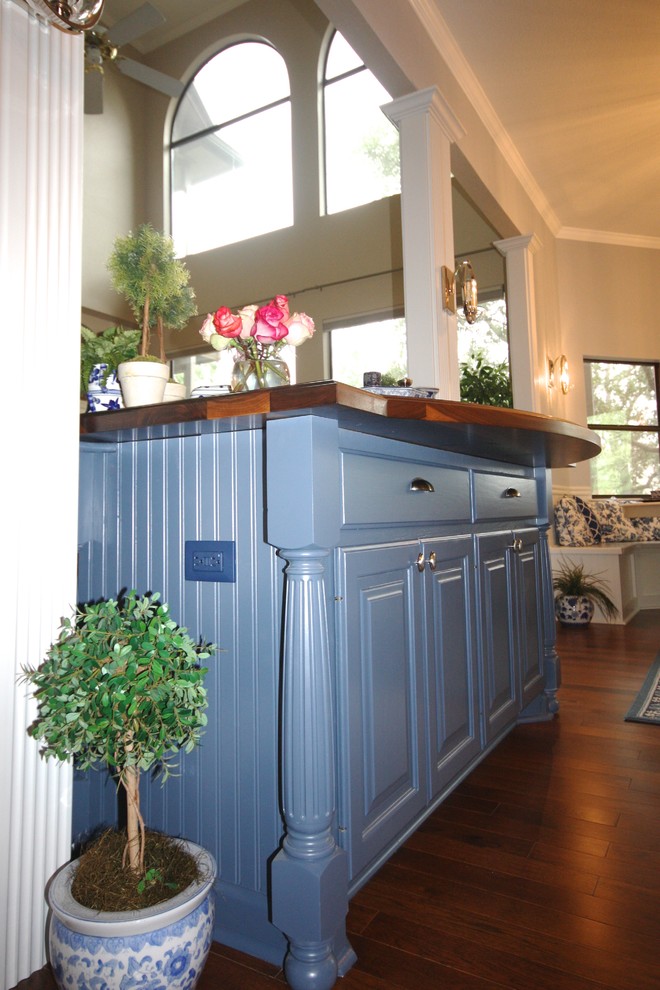 Источник вдохновения для домашнего уюта: большая параллельная кухня-гостиная в викторианском стиле с фасадами с выступающей филенкой, синими фасадами, деревянной столешницей, темным паркетным полом и двумя и более островами
