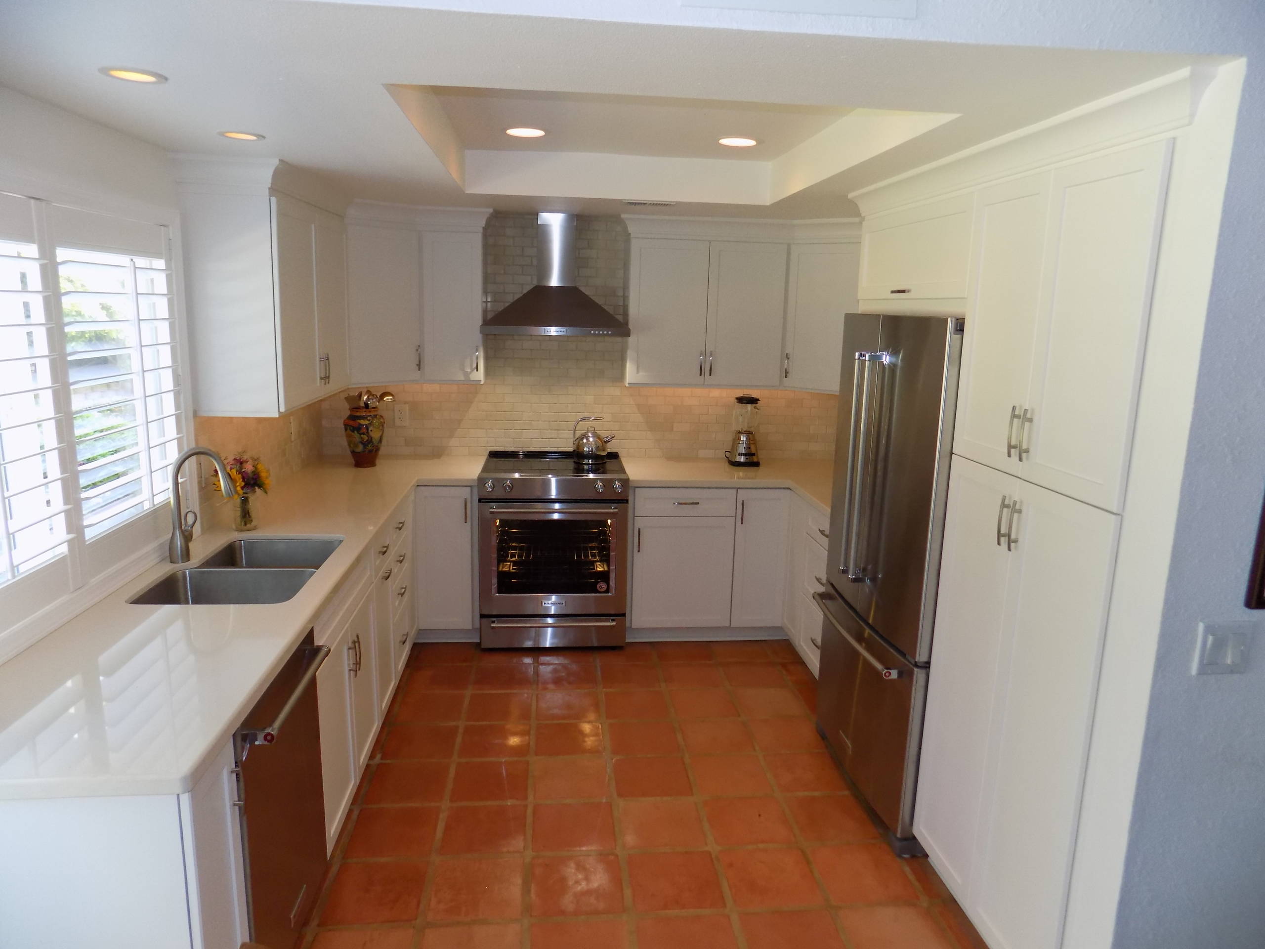 おしゃれなキッチン トラバーチンのキッチンパネル テラコッタタイルの床 の画像 75選 22年10月 Houzz ハウズ