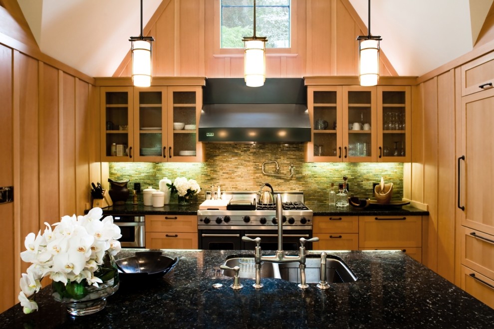 Idee per una cucina classica chiusa con ante di vetro, lavello a doppia vasca, ante in legno scuro, elettrodomestici da incasso e paraspruzzi multicolore