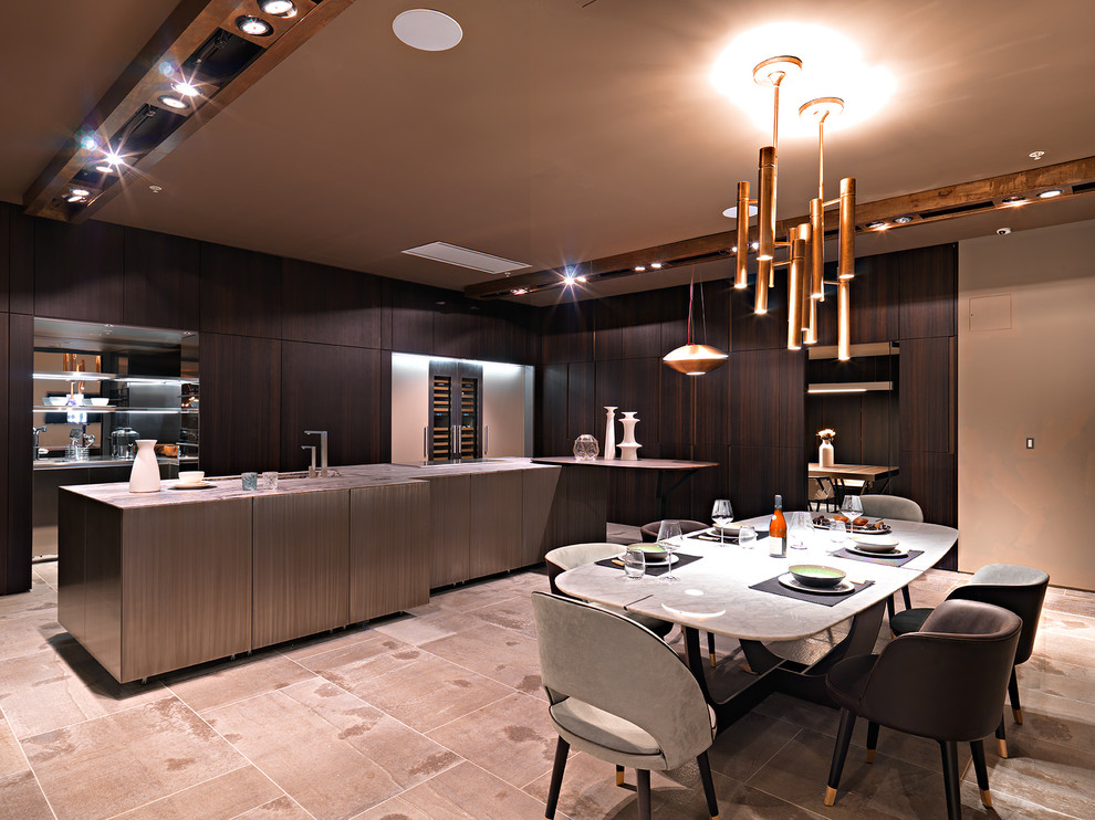 Стильный дизайн: большая п-образная кухня-гостиная в современном стиле с плоскими фасадами и мраморной столешницей - последний тренд