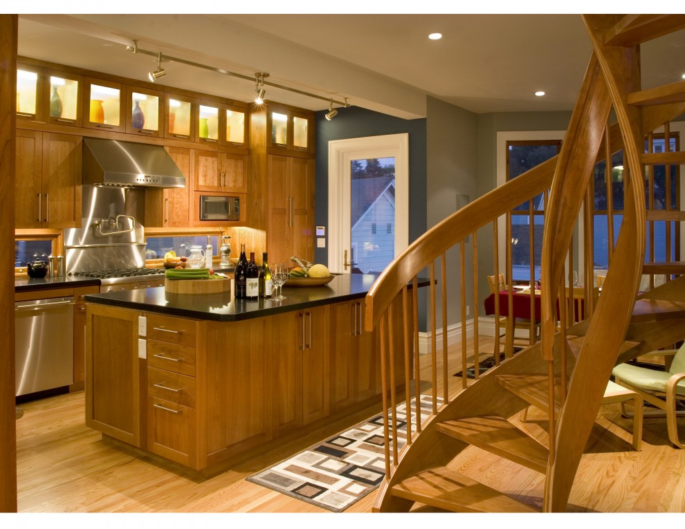サンフランシスコにあるトランジショナルスタイルのおしゃれなキッチン (シェーカースタイル扉のキャビネット、シルバーの調理設備) の写真