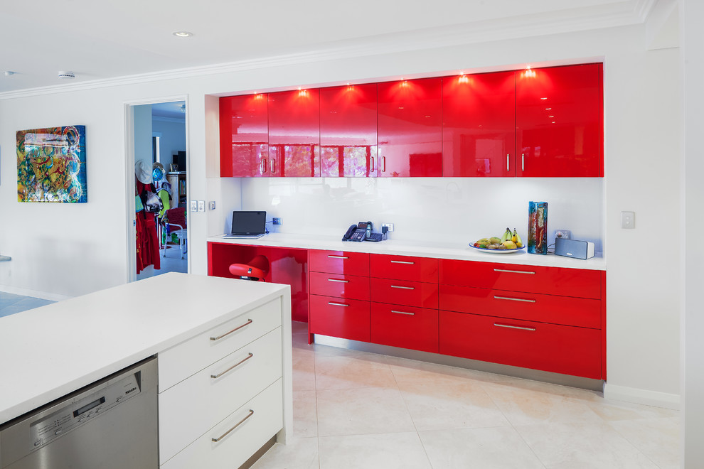 Moderne Küche mit flächenbündigen Schrankfronten, roten Schränken, Mineralwerkstoff-Arbeitsplatte, Küchenrückwand in Weiß, Glasrückwand, Küchengeräten aus Edelstahl und weißer Arbeitsplatte in Perth