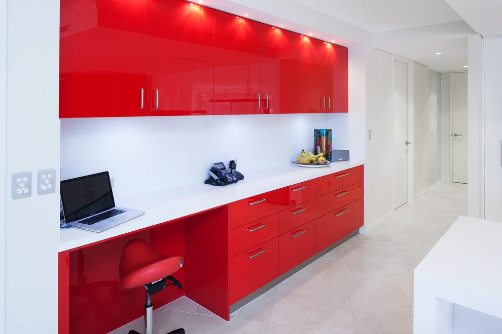 パースにあるコンテンポラリースタイルのおしゃれなキッチン (フラットパネル扉のキャビネット、赤いキャビネット、人工大理石カウンター、赤いキッチンパネル、ガラス板のキッチンパネル、白いキッチンカウンター) の写真