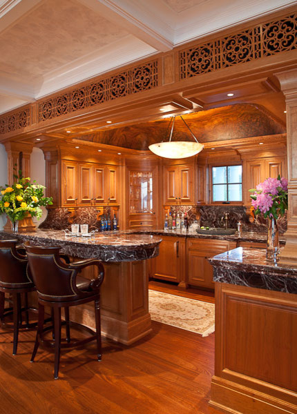 Geräumige Klassische Wohnküche mit profilierten Schrankfronten, hellbraunen Holzschränken, Marmor-Arbeitsplatte und Kücheninsel in Portland Maine