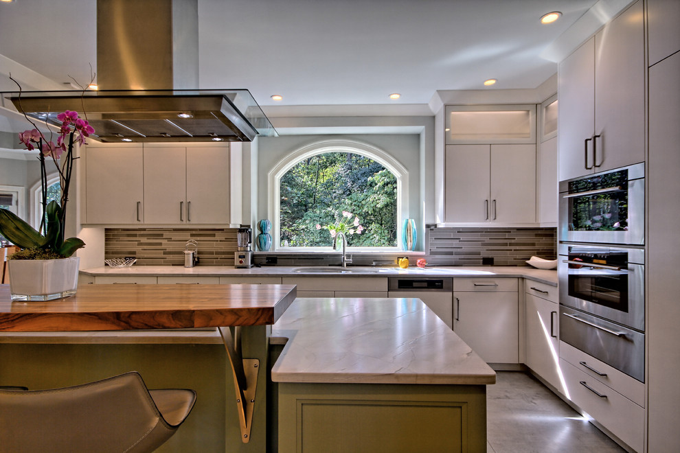 Inredning av ett modernt stort grå grått kök och matrum, med en dubbel diskho, bänkskiva i kvartsit, rostfria vitvaror, en köksö och grått golv