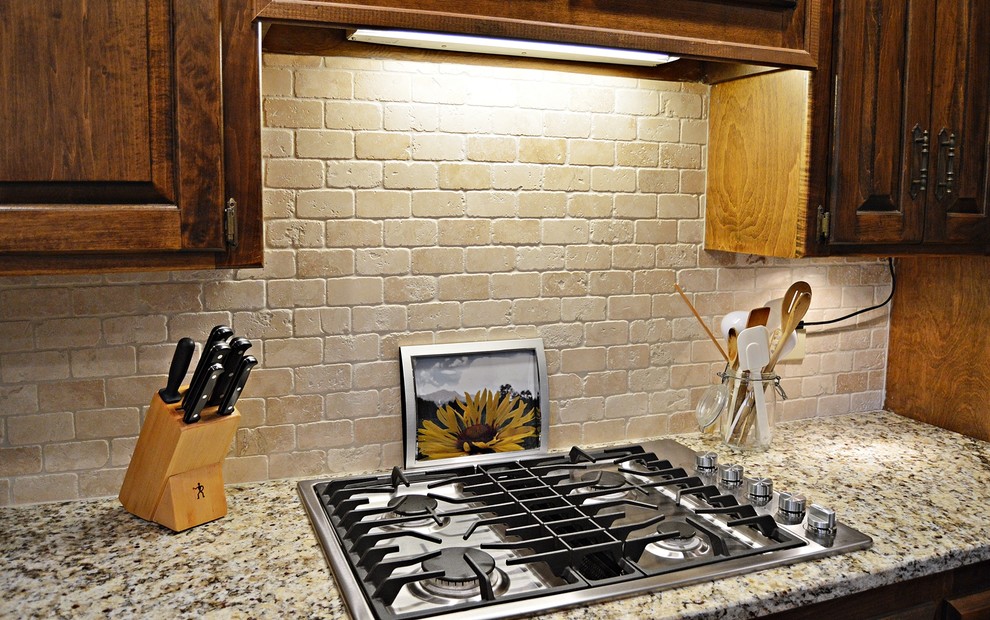 Idéer för att renovera ett stort rustikt kök, med en dubbel diskho, granitbänkskiva, beige stänkskydd, stänkskydd i stenkakel och en halv köksö