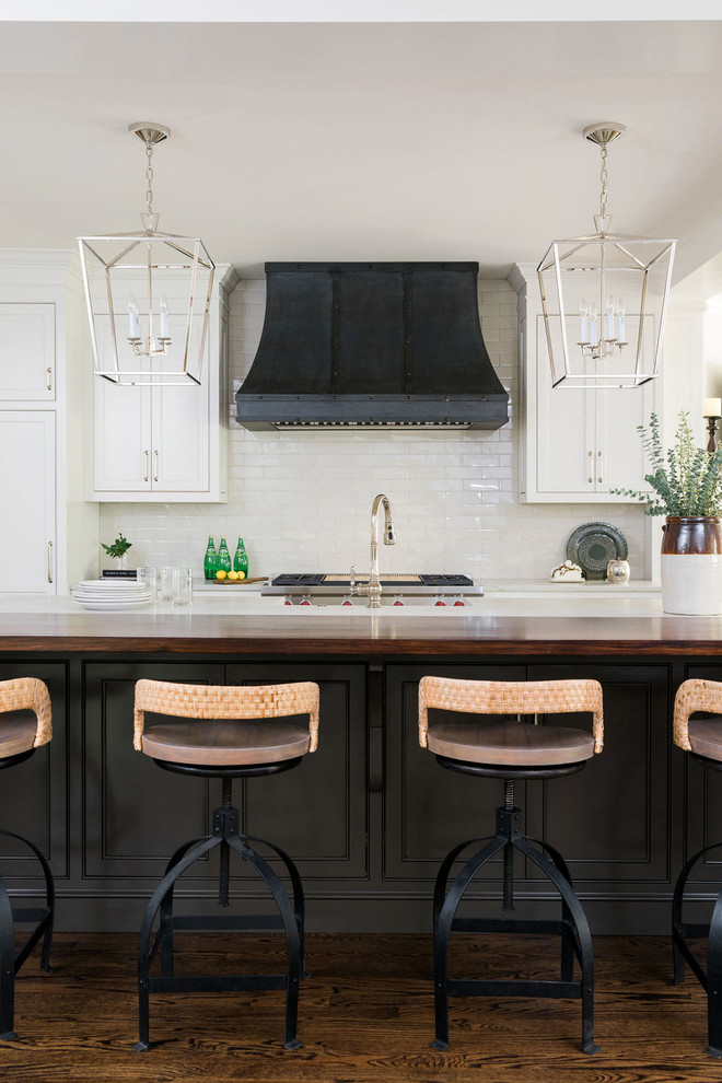 Idéer för mellanstora vintage vitt kök och matrum, med en rustik diskho, luckor med profilerade fronter, vita skåp, bänkskiva i kvartsit, grått stänkskydd, stänkskydd i keramik, integrerade vitvaror, mellanmörkt trägolv, en köksö och brunt golv