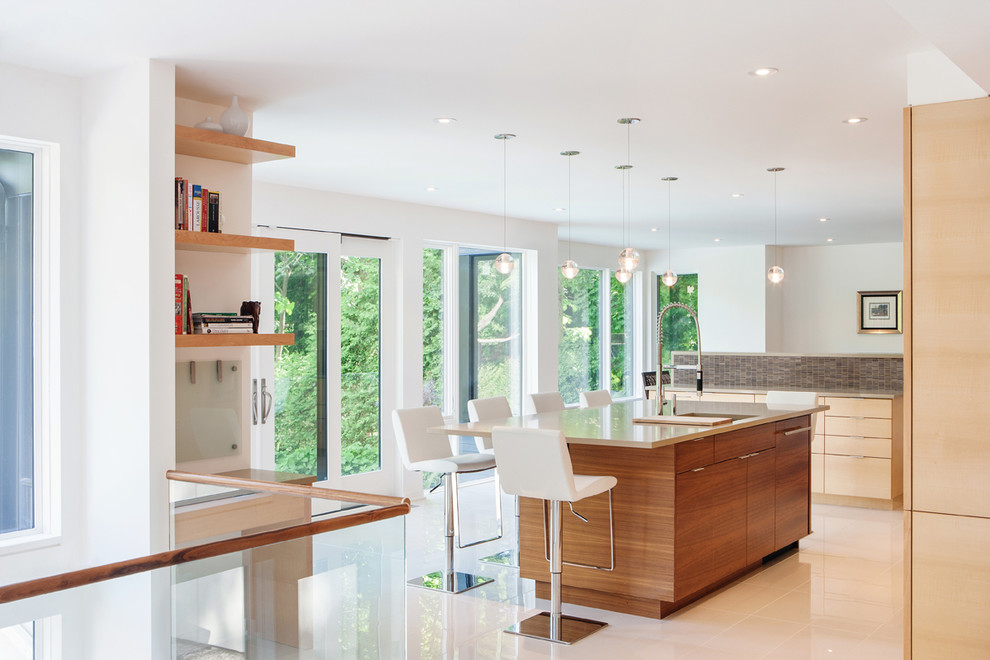 На фото: кухня в современном стиле с плоскими фасадами и светлыми деревянными фасадами с