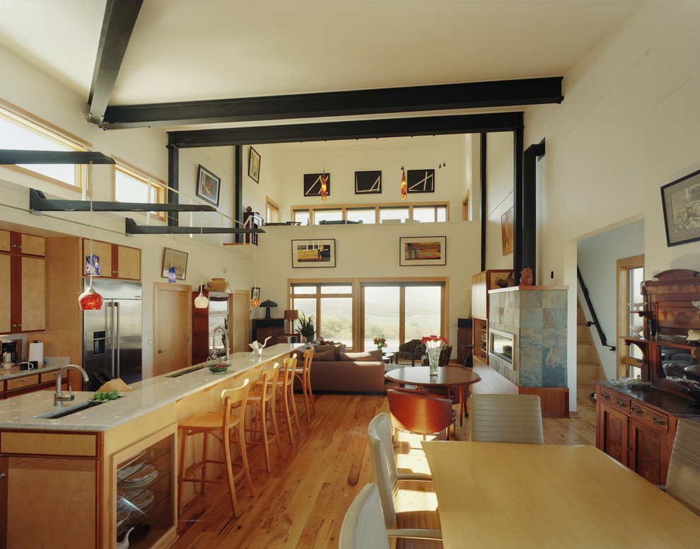 Aménagement d'une cuisine ouverte parallèle moderne en bois clair avec un placard à porte plane.