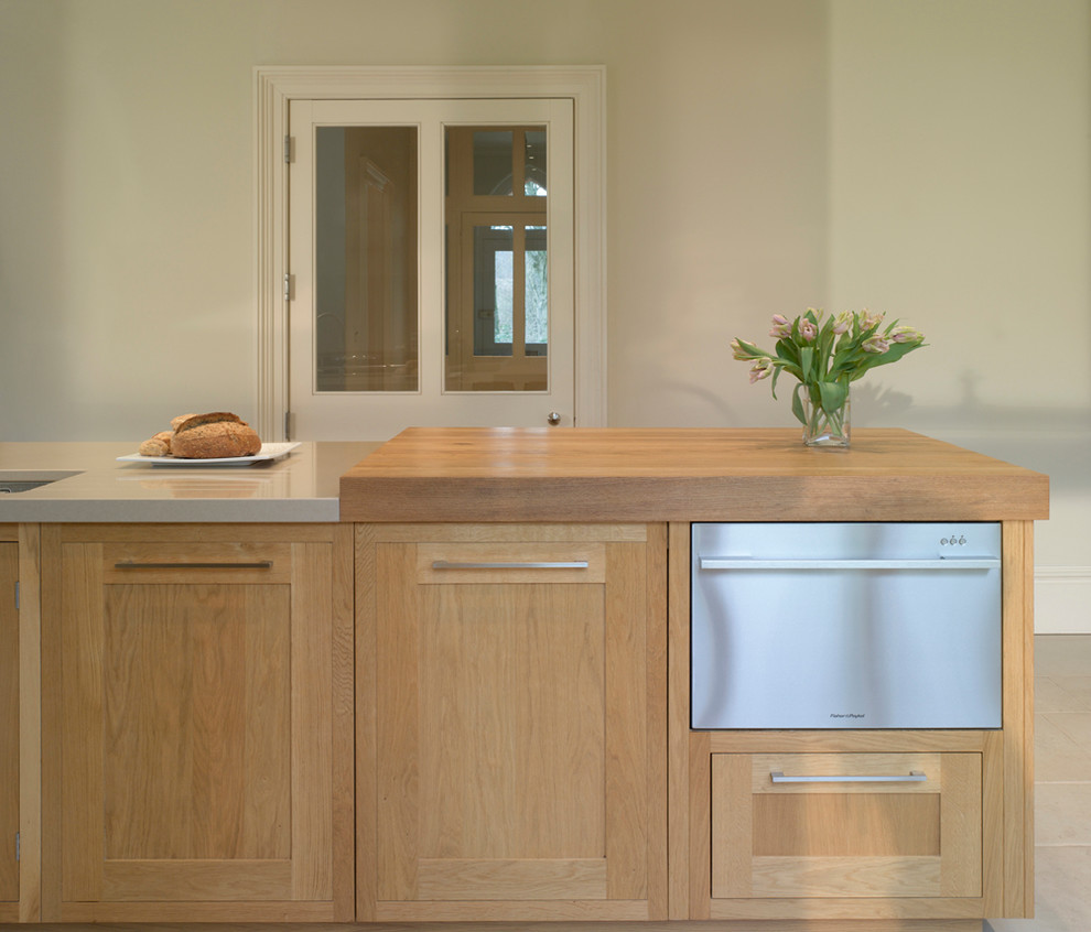 Foto de cocina contemporánea grande abierta con armarios con paneles empotrados, puertas de armario de madera clara y una isla