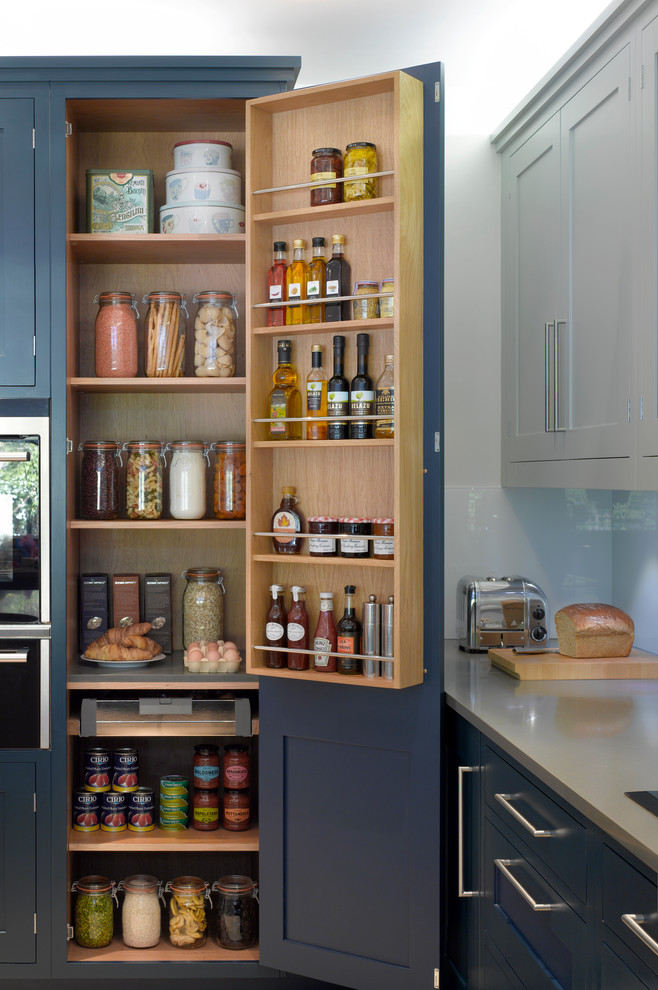 Offene, Große Moderne Küche mit Schrankfronten mit vertiefter Füllung, blauen Schränken und Kücheninsel in London