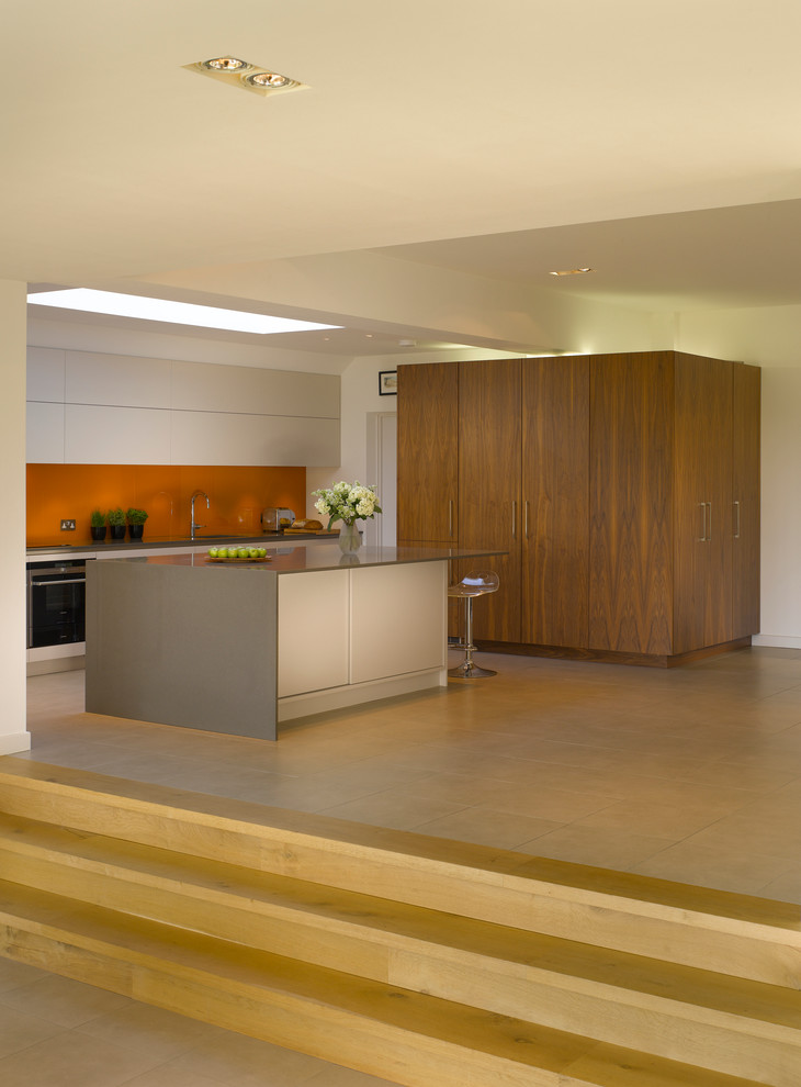 Immagine di una grande cucina design con lavello sottopiano, ante lisce, ante bianche, top in superficie solida e paraspruzzi con lastra di vetro
