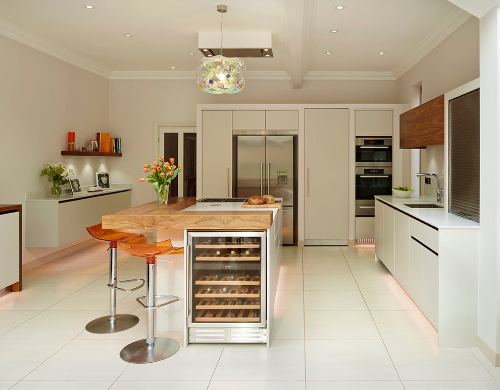 Foto di una grande cucina design con lavello sottopiano, ante lisce, ante bianche, top in superficie solida e paraspruzzi con lastra di vetro