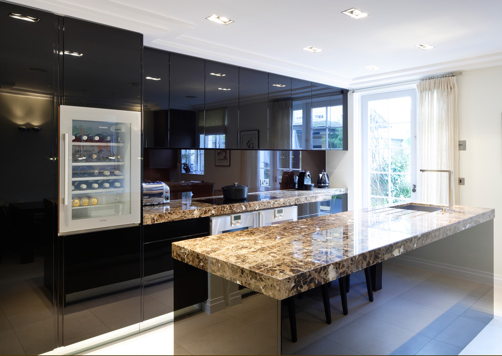 Modern inredning av ett stort kök med öppen planlösning, med en undermonterad diskho, släta luckor, svarta skåp, bänkskiva i koppar, rostfria vitvaror och en köksö
