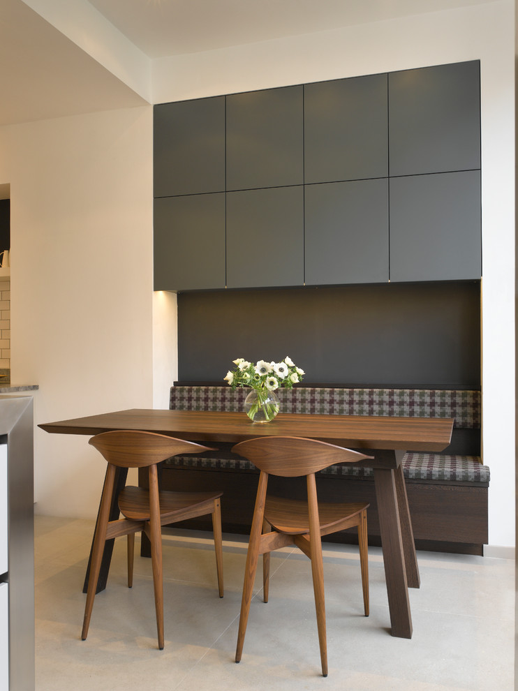 Источник вдохновения для домашнего уюта: большая кухня в современном стиле с обеденным столом, плоскими фасадами и серыми фасадами
