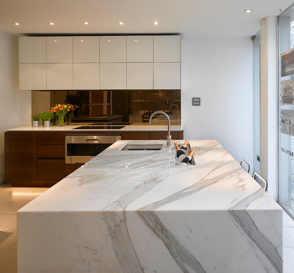 Esempio di una grande cucina ad ambiente unico contemporanea con lavello sottopiano, ante lisce, ante bianche e top in marmo