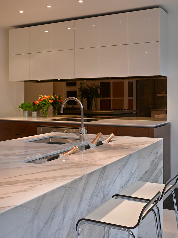 Esempio di una grande cucina ad ambiente unico minimal con lavello sottopiano, ante lisce, ante bianche e top in marmo