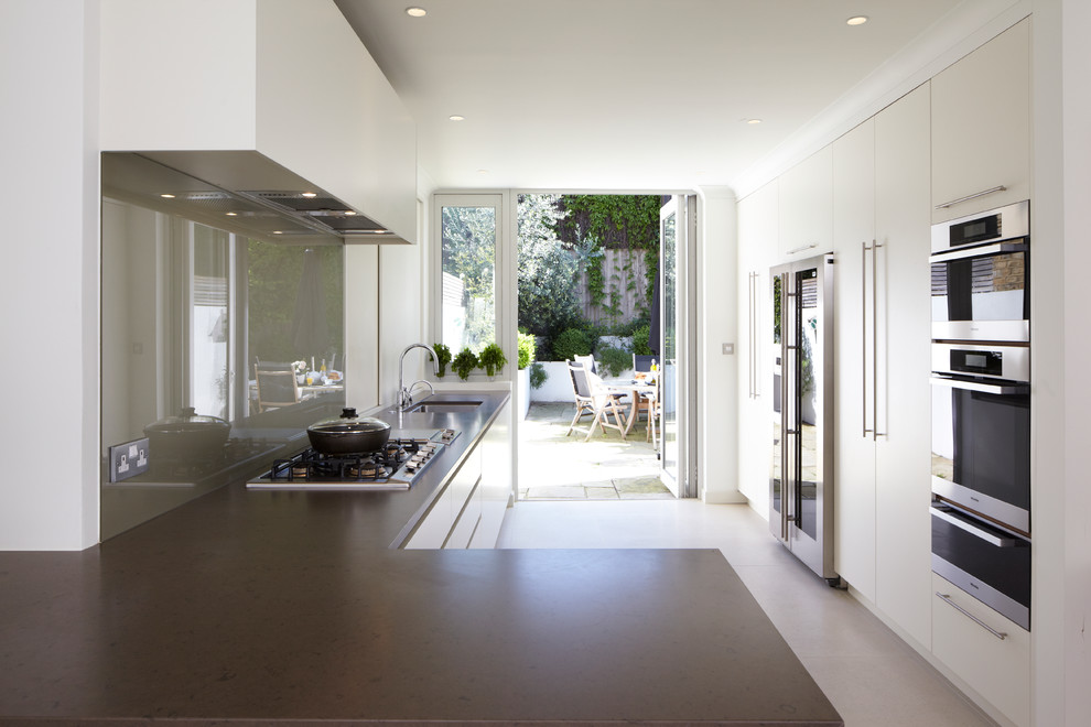 Große Moderne Küche mit flächenbündigen Schrankfronten, Quarzwerkstein-Arbeitsplatte und Unterbauwaschbecken in London