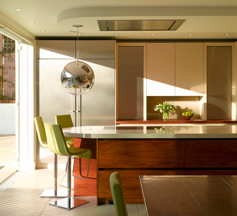 Immagine di una grande cucina contemporanea con ante lisce, ante in legno scuro e top in legno
