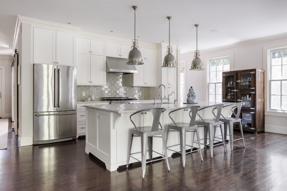 Esempio di una cucina classica con lavello sottopiano, ante in stile shaker, ante bianche, elettrodomestici in acciaio inossidabile, parquet scuro, pavimento marrone e top grigio